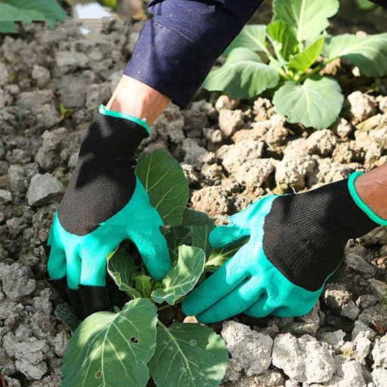 Kesztyű karmokkal Kesztyű karmokkal